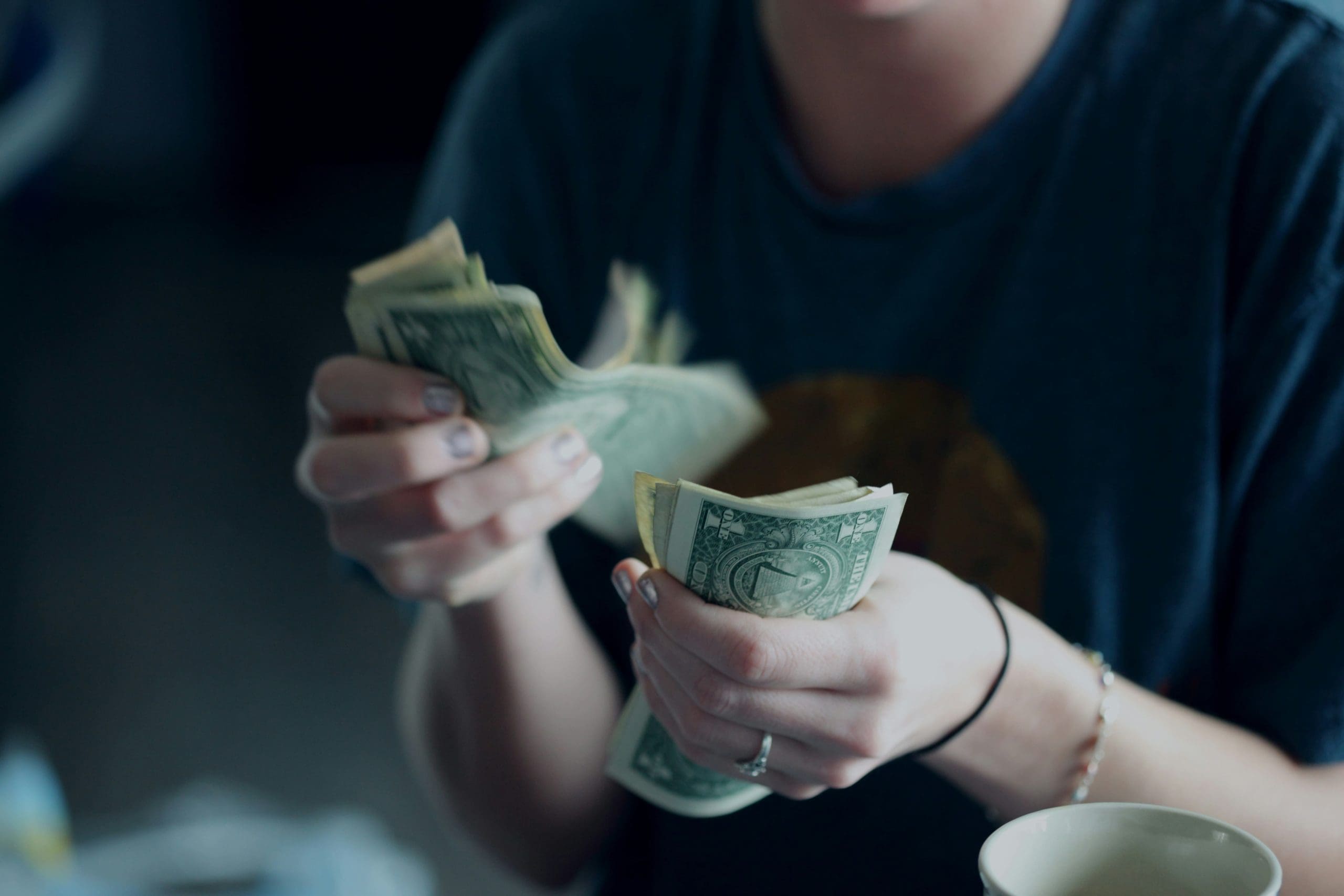mise-au-point-dune-personne-comptant-des-billets-de-banque-dun-dollar-