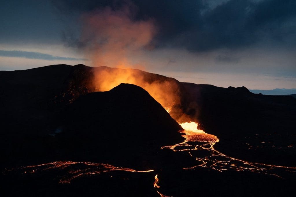 Eruption : Plongée au cœur d&rsquo;une analyse volcanique fascinante