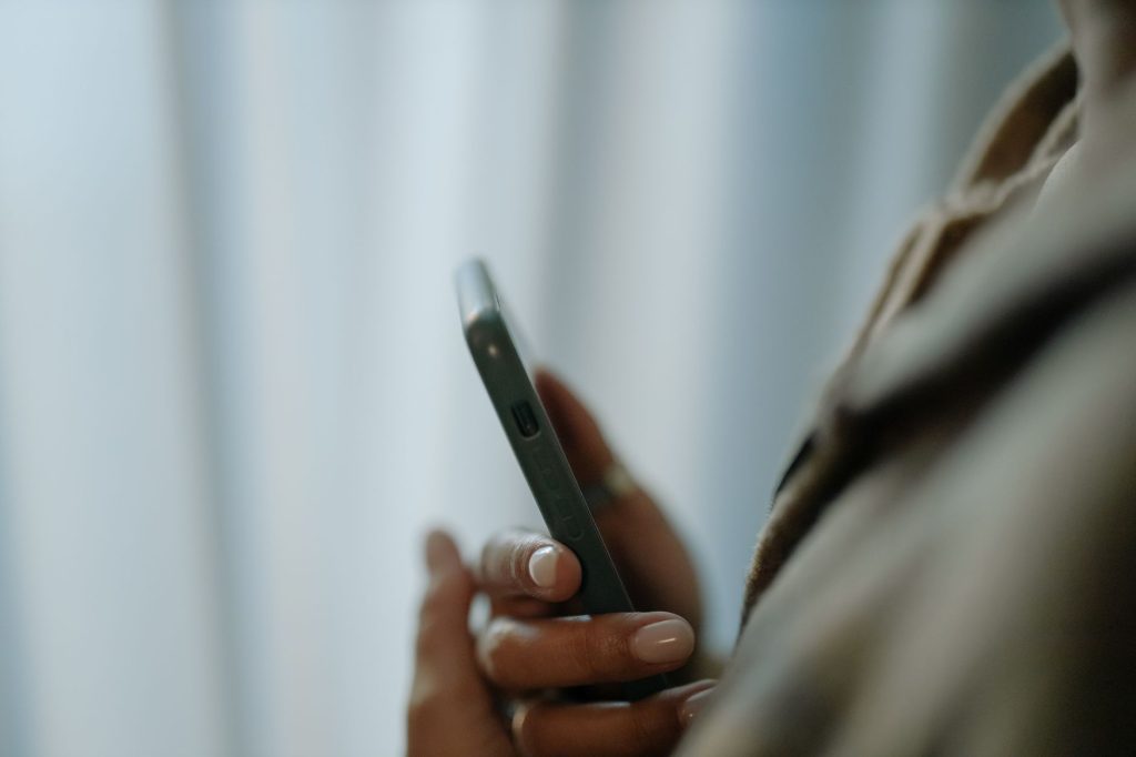 Téléphone portable basique : à quoi ça sert encore en 2025 ?